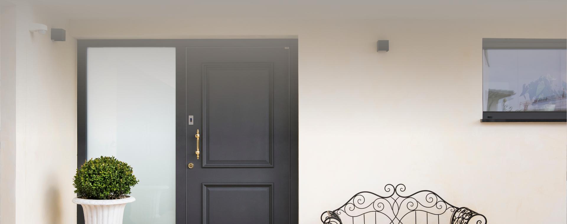 Moderne Haustür von Comtür mit vergoldetem Griff
